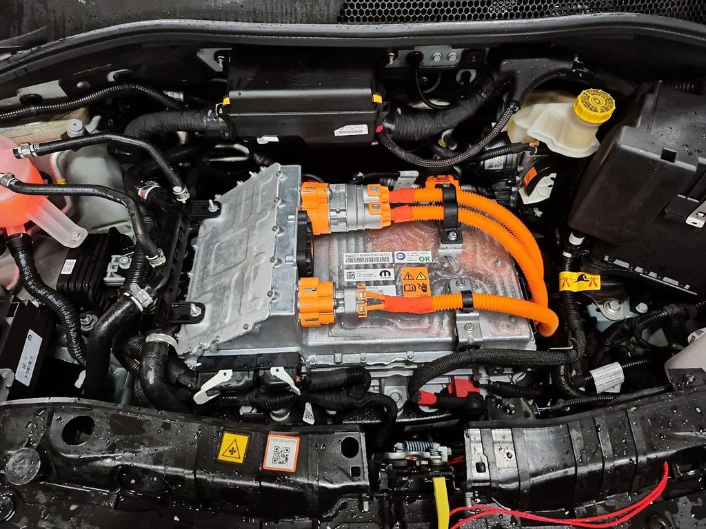 Fiat 500e GIORGIO ARMANI 2025 à St-Jean-Sur-Richelieu, Québec - 8 - w1024h768px