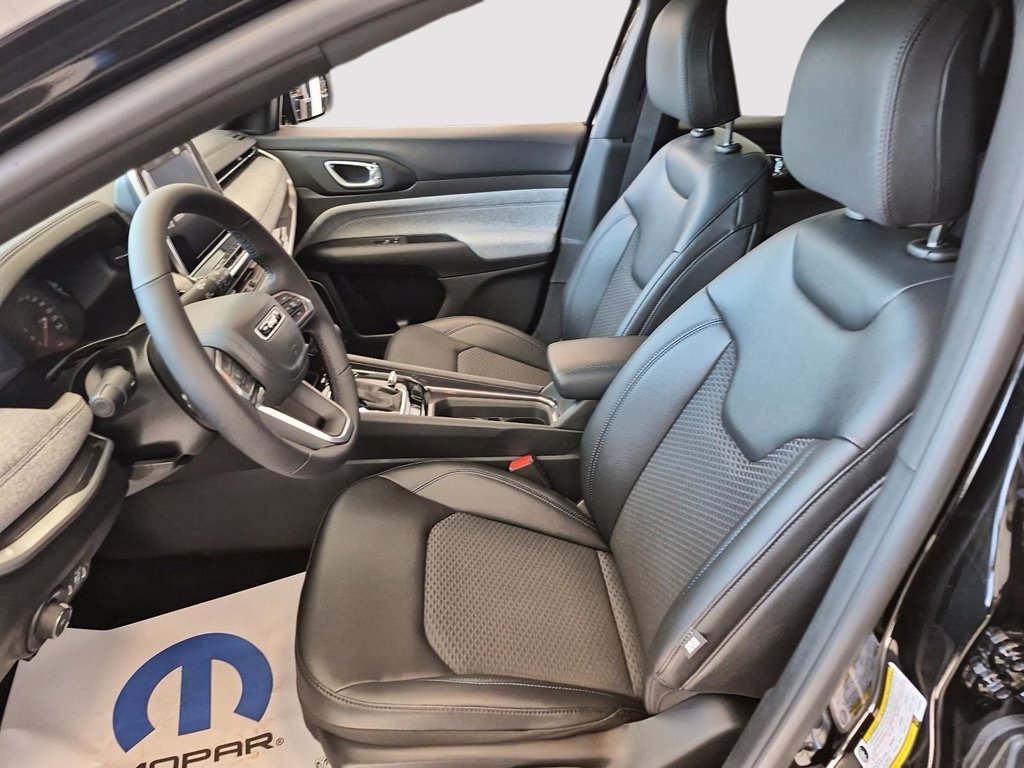 2025 Jeep Compass NORTH in St-Jean-Sur-Richelieu, Quebec - 6 - w1024h768px