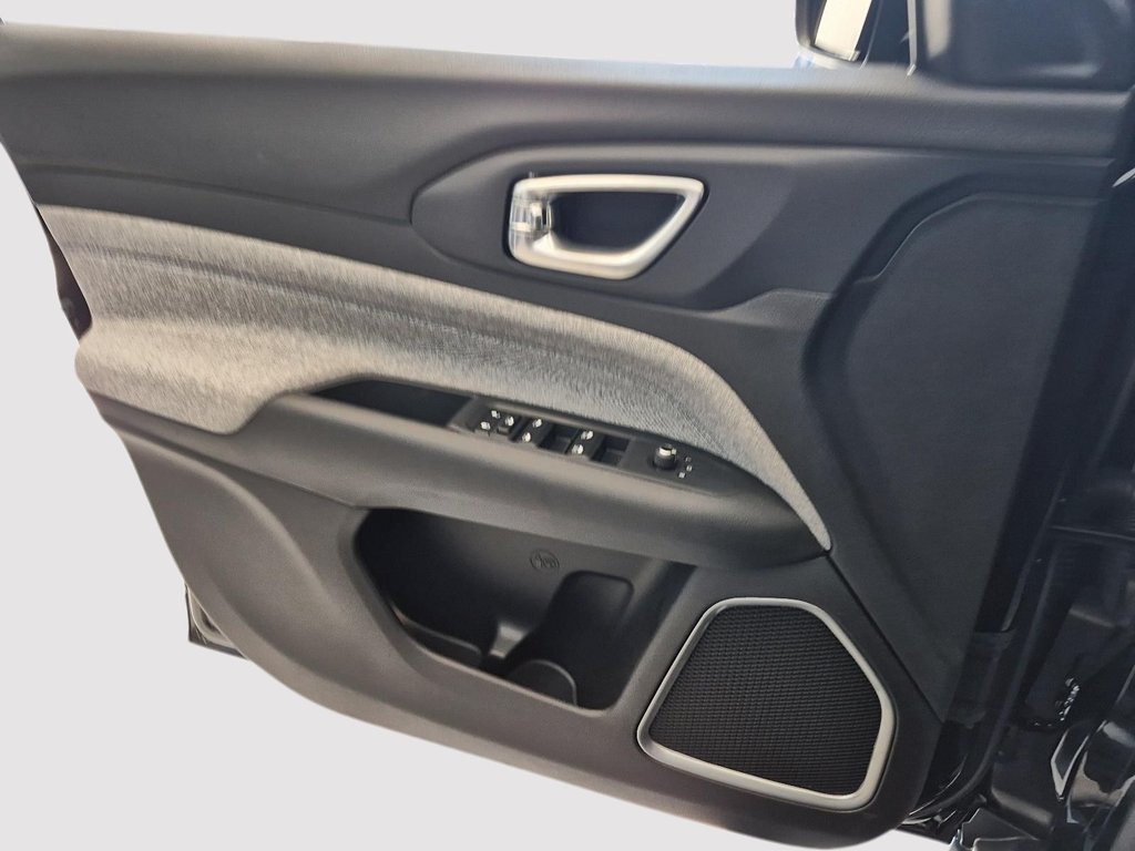 2025 Jeep Compass NORTH in St-Jean-Sur-Richelieu, Quebec - 8 - w1024h768px