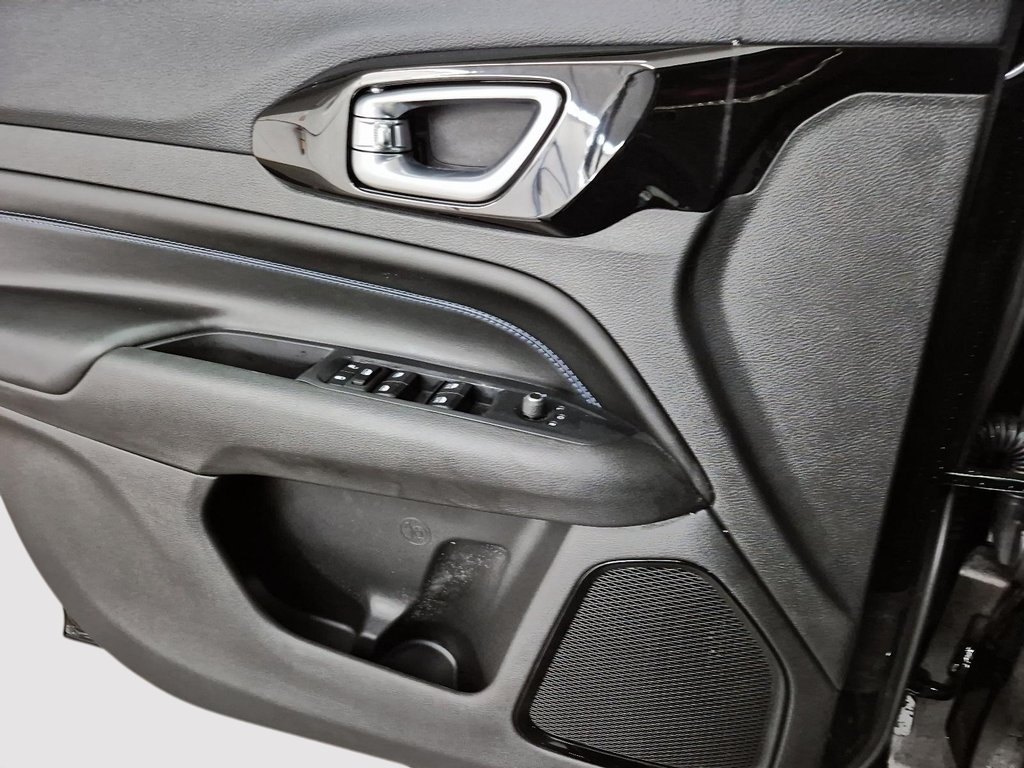 2026 Jeep Compass NORTH in Sherbrooke, Quebec - 11 - w1024h768px