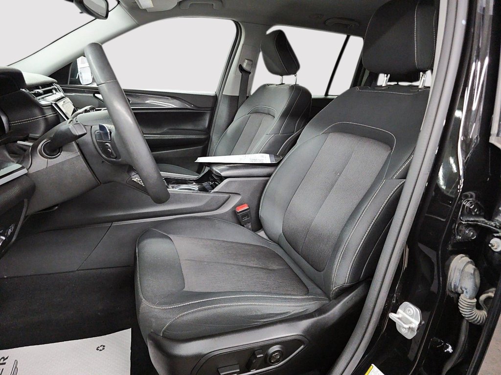 Jeep Grand Cherokee LAREDO // GRAND CHEROKEE // JEEP 2023 à Sherbrooke, Québec - 9 - w1024h768px