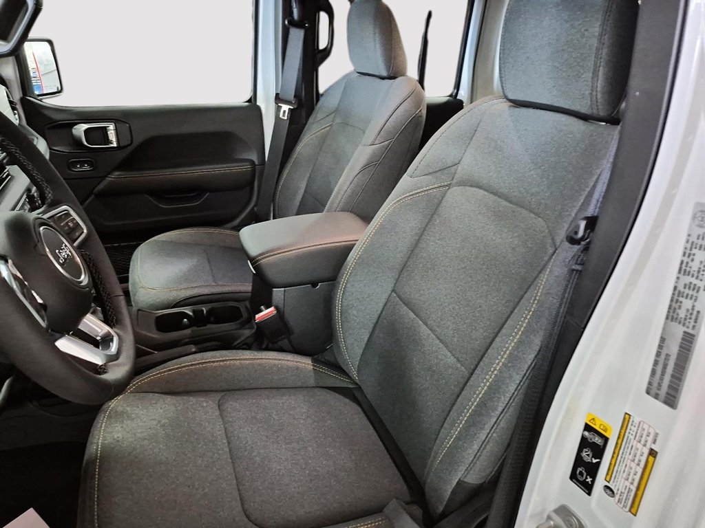 2025 Jeep WRANGLER 4-Door SAHARA in Sherbrooke, Quebec - 9 - w1024h768px