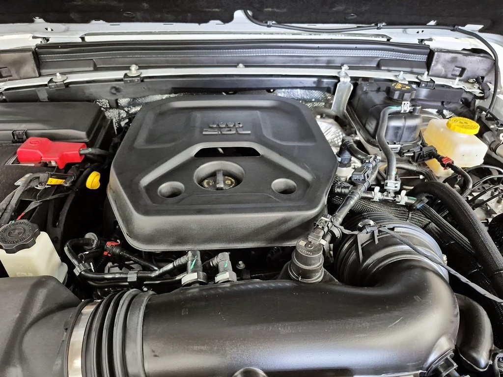 2025 Jeep WRANGLER 4-Door SAHARA in Sherbrooke, Quebec - 8 - w1024h768px