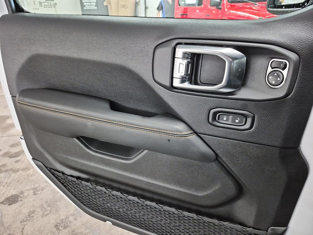 2025 Jeep WRANGLER 4-Door SAHARA in Sherbrooke, Quebec - 11 - w1024h768px
