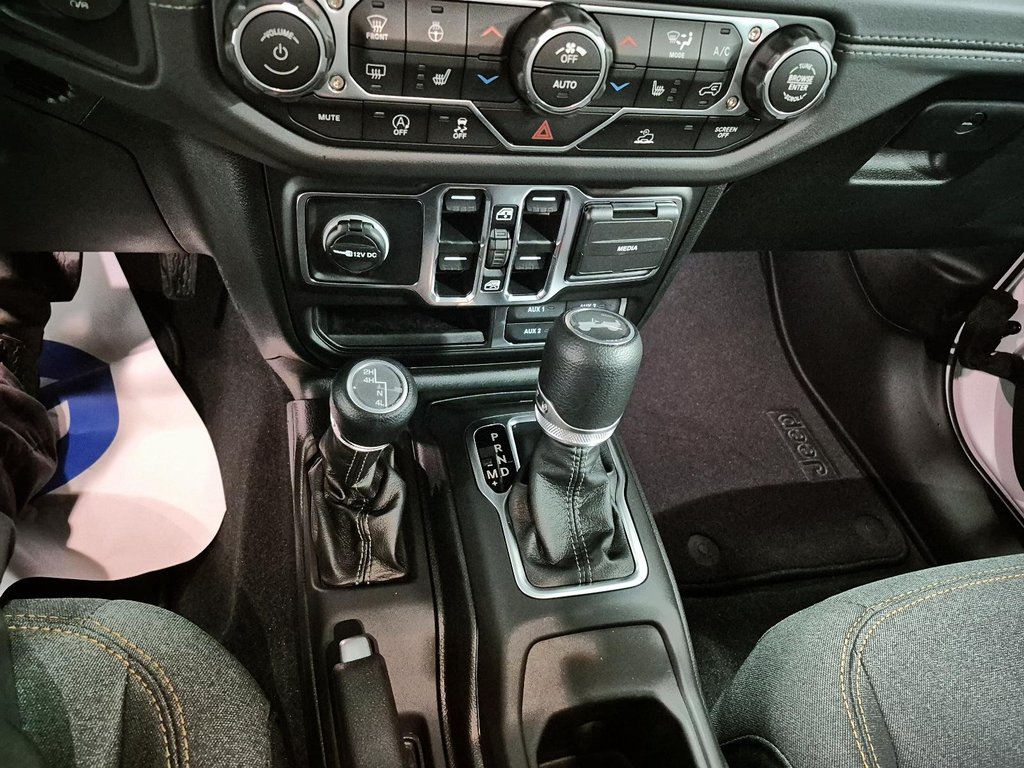 2025 Jeep WRANGLER 4-Door SAHARA in Sherbrooke, Quebec - 15 - w1024h768px