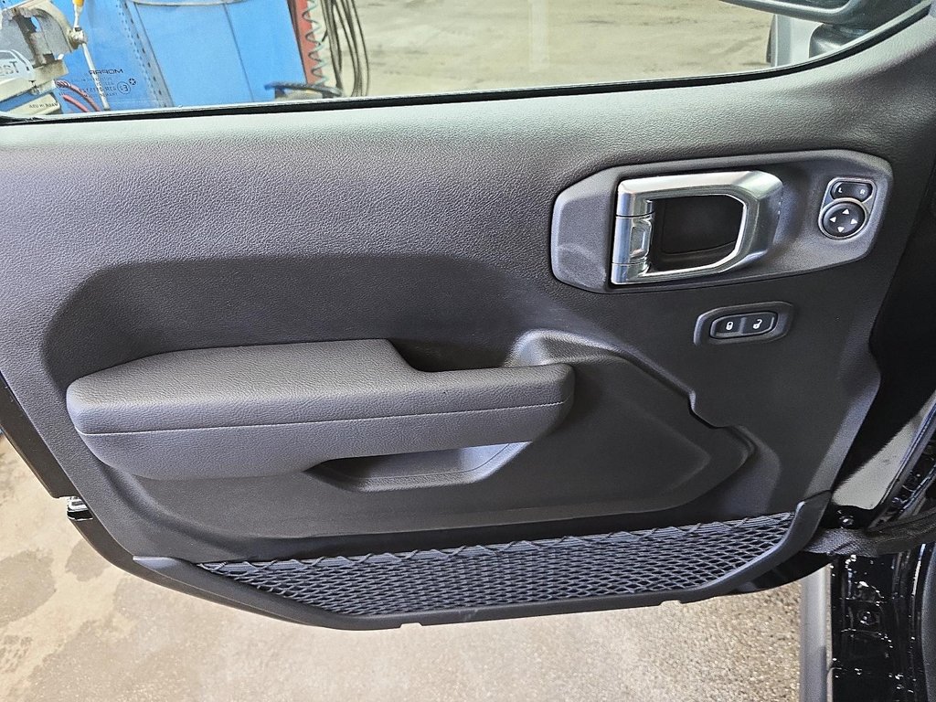 2025 Jeep WRANGLER 4-Door WILLYS in Sherbrooke, Quebec - 11 - w1024h768px