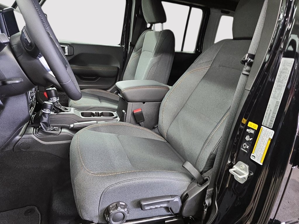 2025 Jeep WRANGLER 4-Door SAHARA in Sherbrooke, Quebec - 9 - w1024h768px