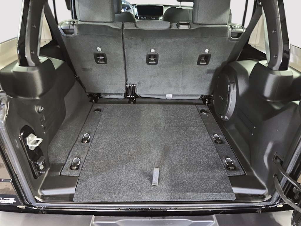 2025 Jeep WRANGLER 4-Door SAHARA in Sherbrooke, Quebec - 6 - w1024h768px