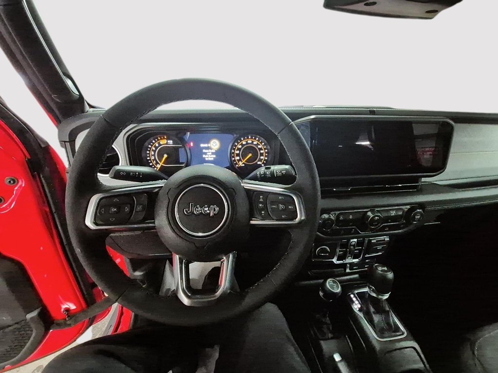 Jeep Wrangler 4-Door SAHARA 2025 à Sherbrooke, Québec - 10 - w1024h768px