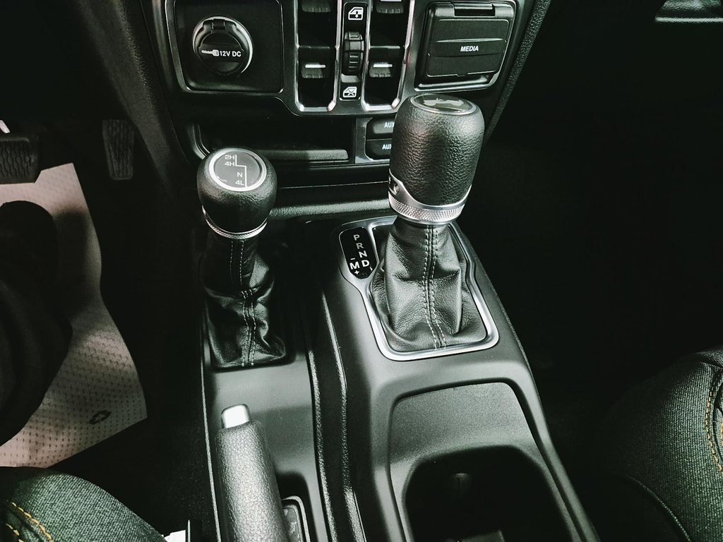 Jeep Wrangler 4-Door SAHARA 2025 à Sherbrooke, Québec - 14 - w1024h768px