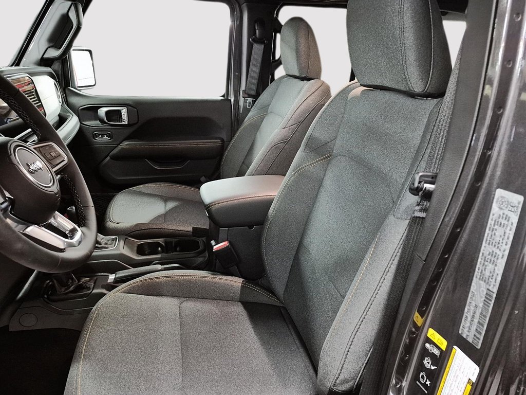 2025 Jeep Wrangler 4-Door SAHARA in Sherbrooke, Quebec - 9 - w1024h768px