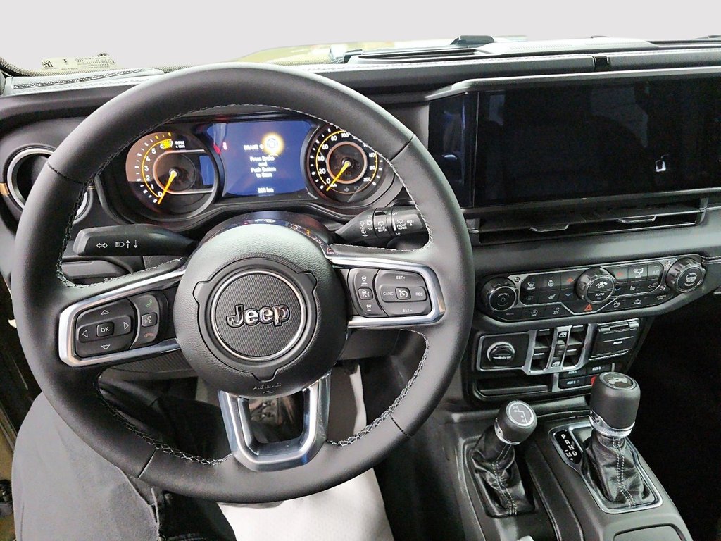 2026 Jeep Wrangler 4-Door SAHARA in St-Jean-Sur-Richelieu, Quebec - 14 - w1024h768px