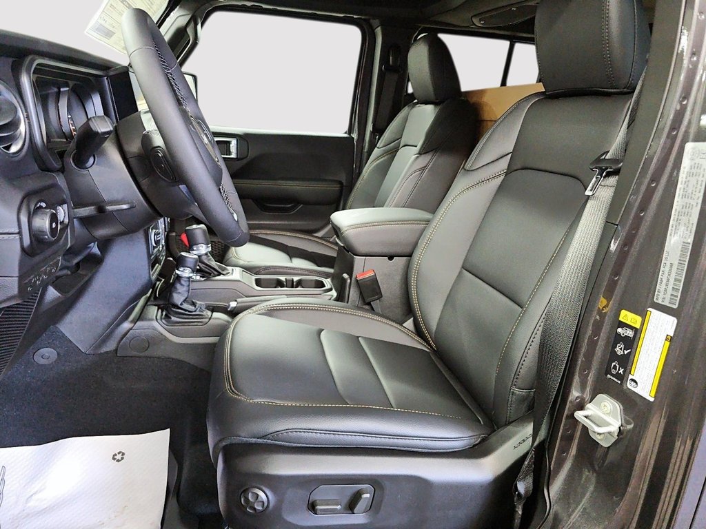 Jeep Wrangler 4-Door SAHARA 2026 à St-Jean-Sur-Richelieu, Québec - 9 - w1024h768px