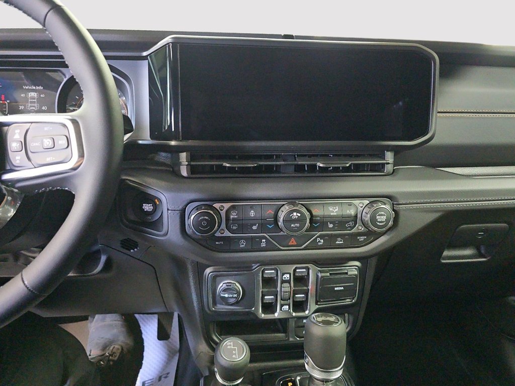 Jeep Wrangler 4-Door SAHARA 2026 à St-Jean-Sur-Richelieu, Québec - 18 - w1024h768px