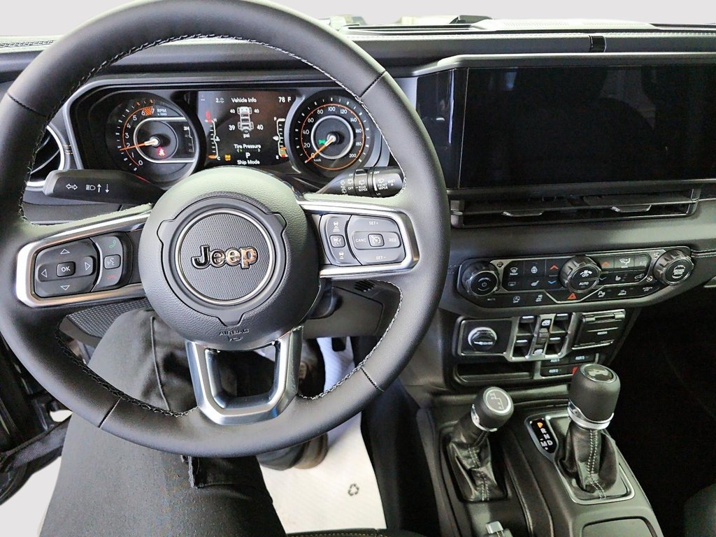 Jeep Wrangler 4-Door SAHARA 2026 à St-Jean-Sur-Richelieu, Québec - 14 - w1024h768px