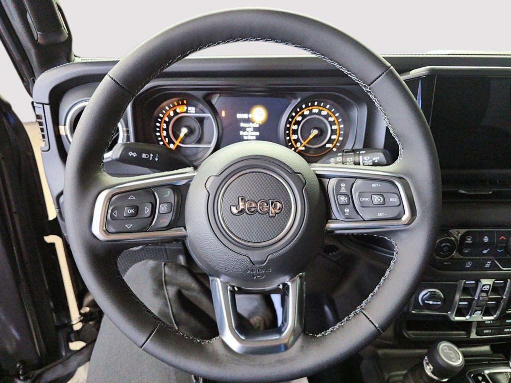 Jeep Wrangler 4-Door SAHARA 2026 à St-Jean-Sur-Richelieu, Québec - 12 - w1024h768px