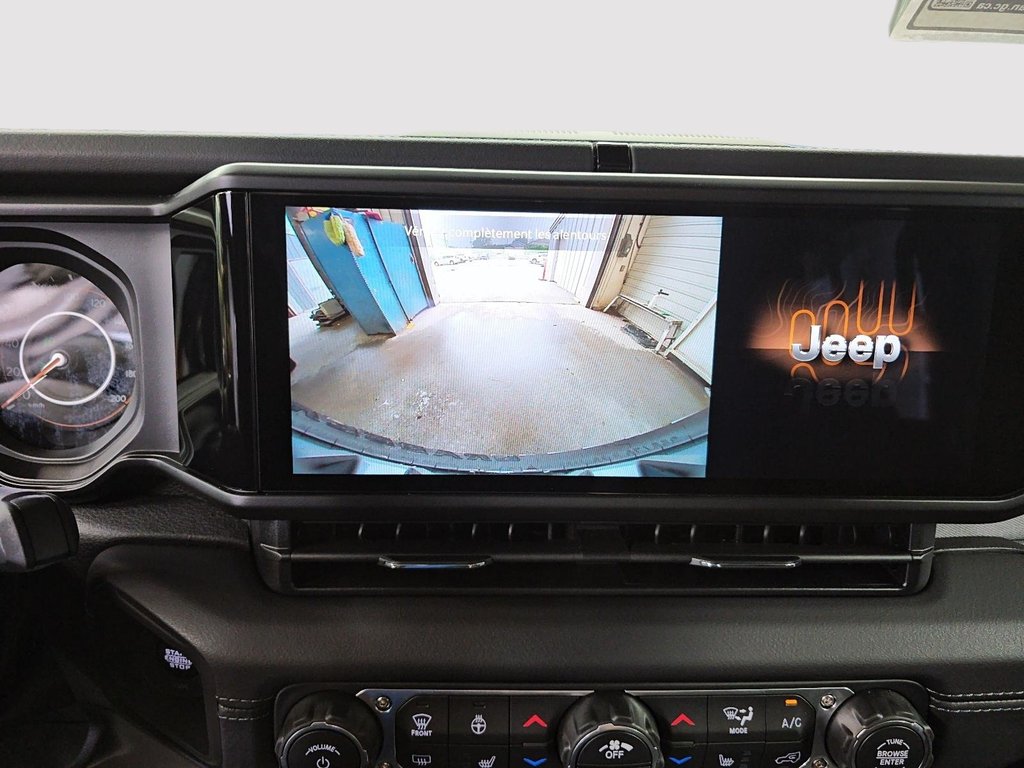 Jeep Wrangler 4-Door SAHARA 2026 à St-Jean-Sur-Richelieu, Québec - 18 - w1024h768px