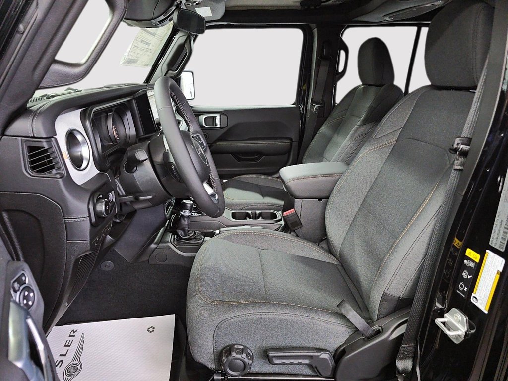 Jeep Wrangler 4-Door SAHARA 2026 à St-Jean-Sur-Richelieu, Québec - 9 - w1024h768px