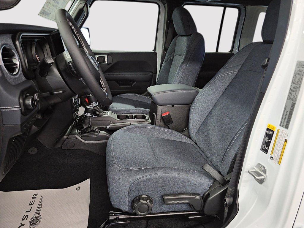 2026 Jeep Wrangler 4-Door SAHARA in St-Jean-Sur-Richelieu, Quebec - 9 - w1024h768px