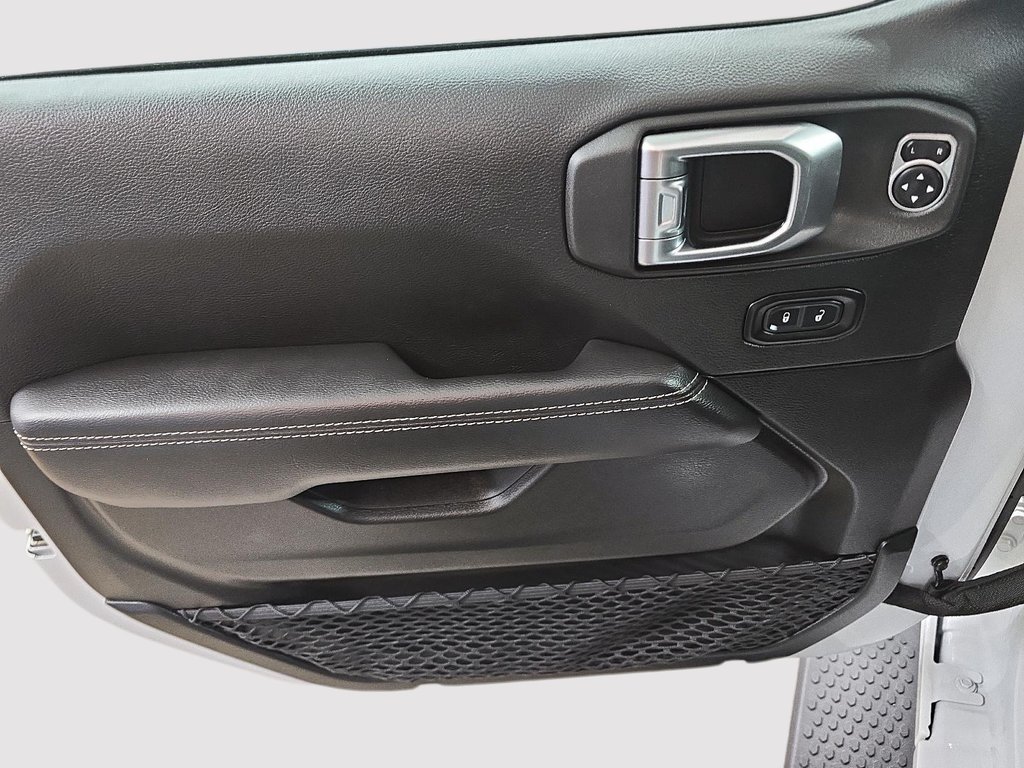 Jeep Wrangler SAHARA // JEEP // V6 2023 à Sherbrooke, Québec - 11 - w1024h768px