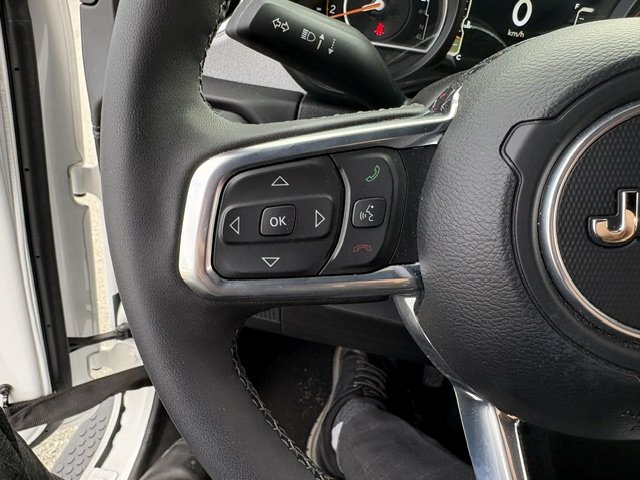 Jeep Wrangler SAHARA 4x4 2025 à Sherbrooke, Québec - 13 - w1024h768px