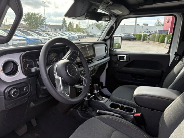 Jeep Wrangler SAHARA 4x4 2025 à Sherbrooke, Québec - 9 - w1024h768px