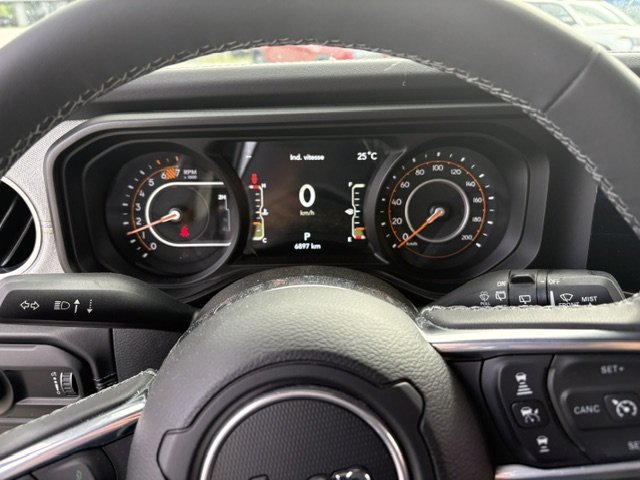 Jeep Wrangler SAHARA 4x4 2025 à Sherbrooke, Québec - 12 - w1024h768px