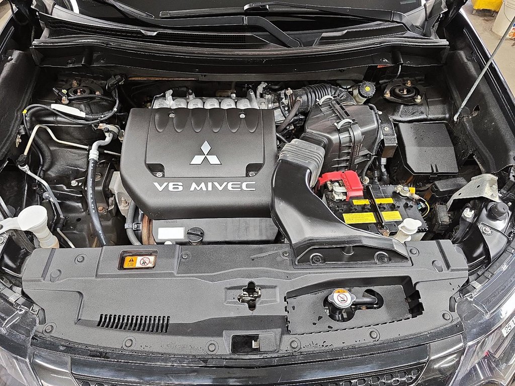 2020 Mitsubishi Outlander LIMITED EDITION S-AWC // V6 in Sherbrooke, Quebec - 12 - w1024h768px