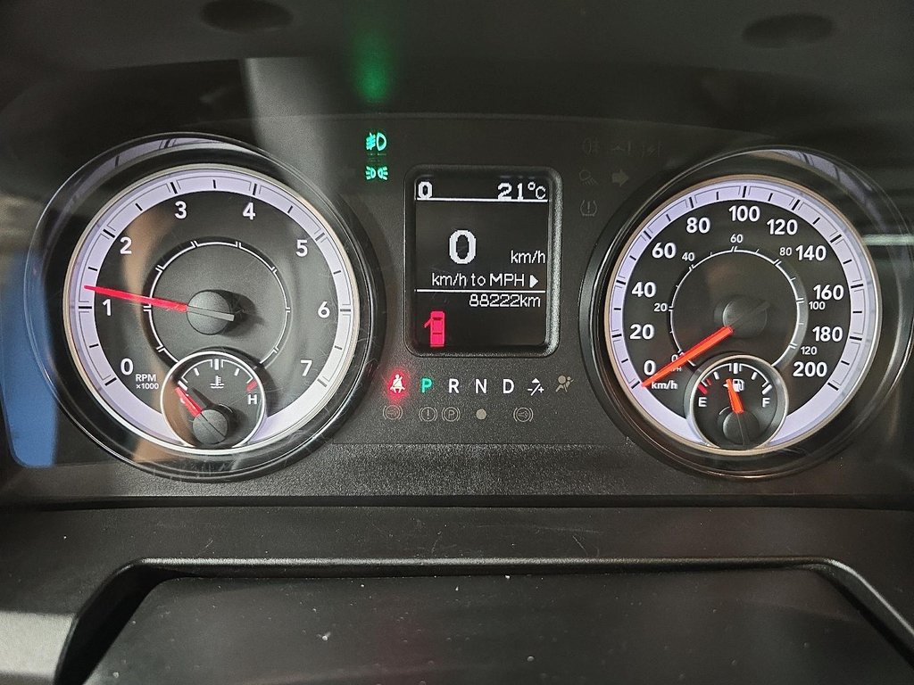2019 Ram 1500 Classic EXPRESS 4X4 CREW CAB // V8 // TEMP FROID in Sherbrooke, Quebec - 13 - w1024h768px