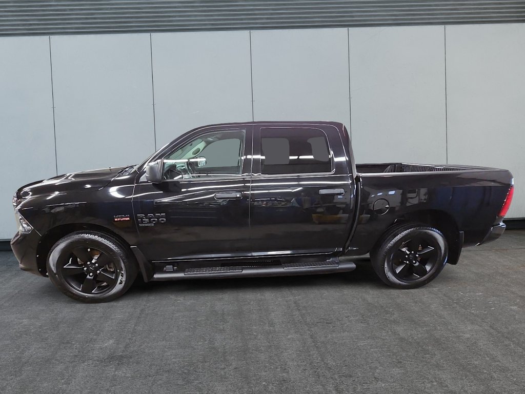 2019 Ram 1500 Classic EXPRESS 4X4 CREW CAB // V8 // TEMP FROID in Sherbrooke, Quebec - 5 - w1024h768px