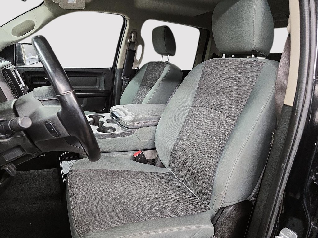 2019 Ram 1500 Classic EXPRESS 4X4 CREW CAB // V8 // TEMP FROID in Sherbrooke, Quebec - 9 - w1024h768px