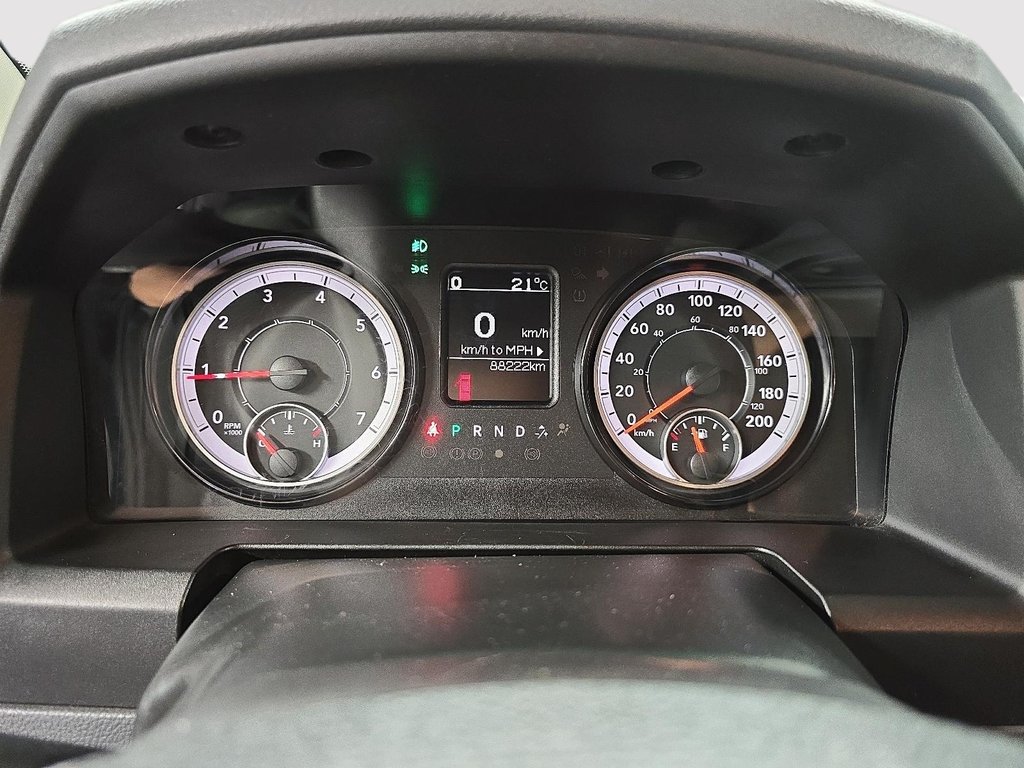 2019 Ram 1500 Classic EXPRESS 4X4 CREW CAB // V8 // TEMP FROID in Sherbrooke, Quebec - 14 - w1024h768px