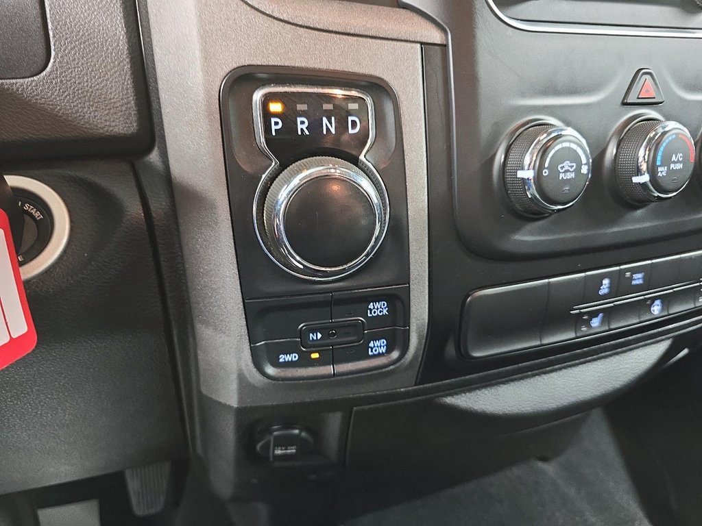 2019 Ram 1500 Classic EXPRESS 4X4 CREW CAB // V8 // TEMP FROID in Sherbrooke, Quebec - 15 - w1024h768px
