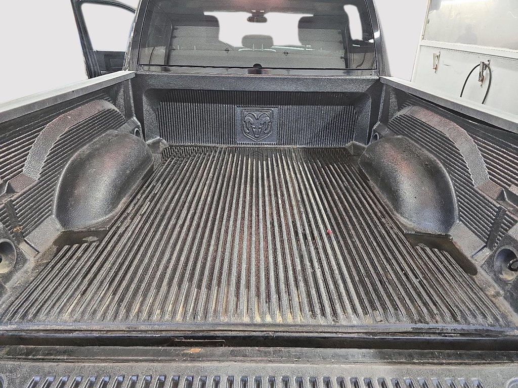 2019 Ram 1500 Classic EXPRESS 4X4 CREW CAB // V8 // TEMP FROID in Sherbrooke, Quebec - 17 - w1024h768px