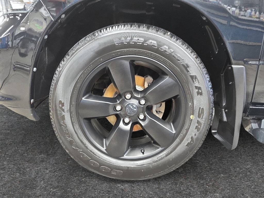 2019 Ram 1500 Classic EXPRESS 4X4 CREW CAB // V8 // TEMP FROID in Sherbrooke, Quebec - 7 - w1024h768px