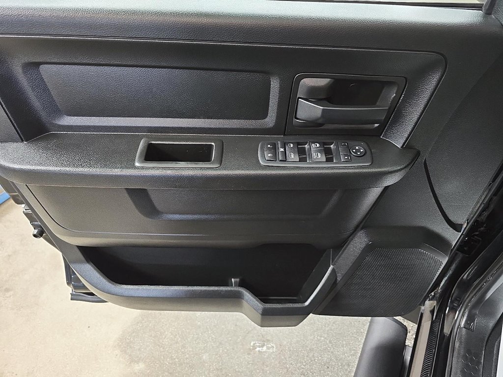 2019 Ram 1500 Classic EXPRESS 4X4 CREW CAB // V8 // TEMP FROID in Sherbrooke, Quebec - 11 - w1024h768px