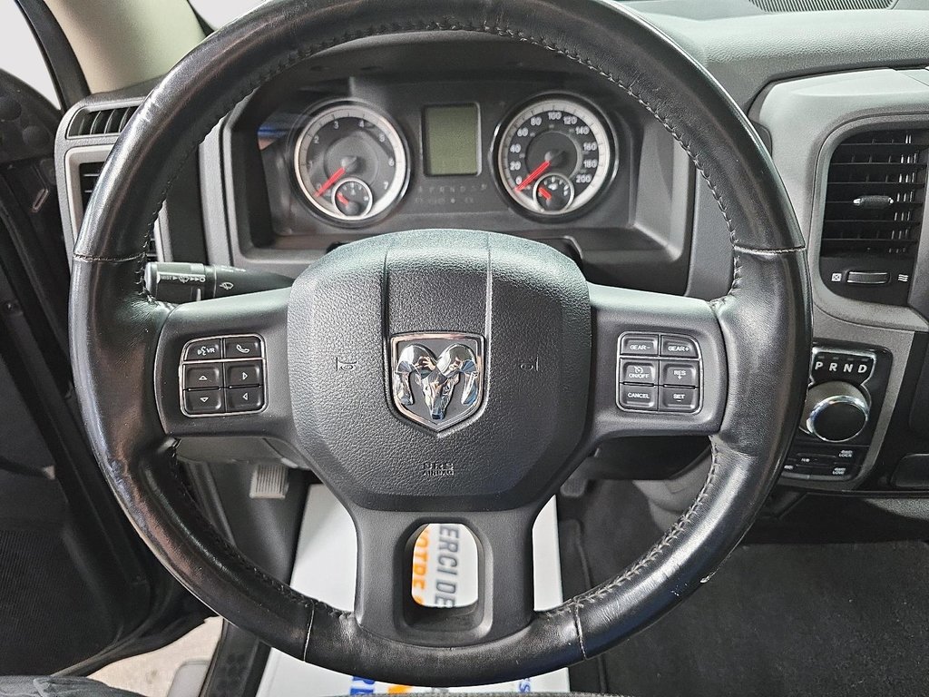 2019 Ram 1500 Classic EXPRESS 4X4 CREW CAB // V8 // TEMP FROID in Sherbrooke, Quebec - 12 - w1024h768px