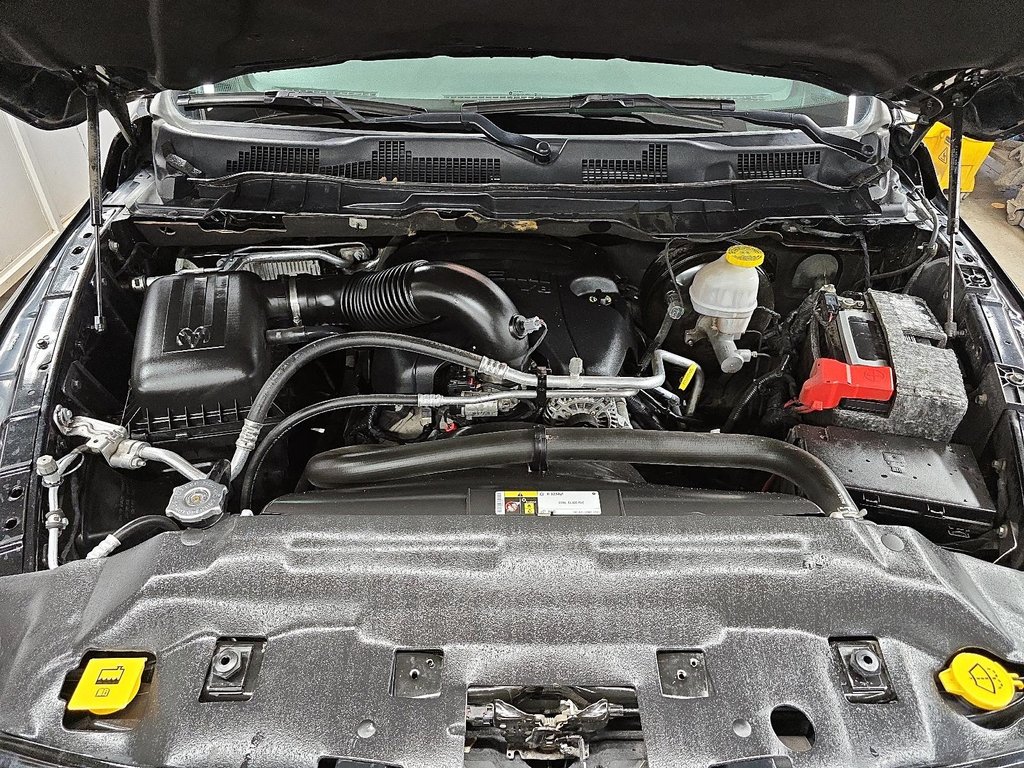 2019 Ram 1500 Classic EXPRESS 4X4 CREW CAB // V8 // TEMP FROID in Sherbrooke, Quebec - 8 - w1024h768px