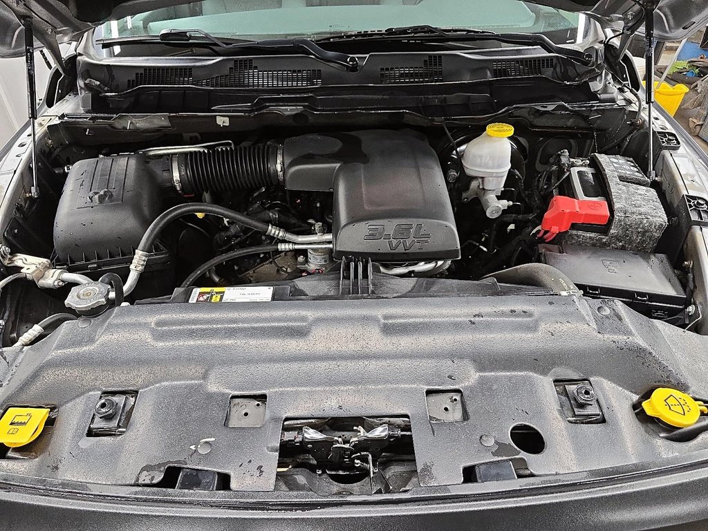 2019 Ram 1500 Classic WARLOCK 4X4 CREW CAB // V6 // TOUT ÉQUIPÉ in Sherbrooke, Quebec - 8 - w1024h768px