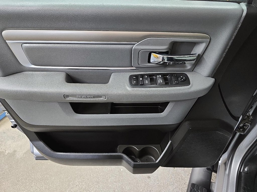 2019 Ram 1500 Classic WARLOCK 4X4 CREW CAB // V6 // TOUT ÉQUIPÉ in Sherbrooke, Quebec - 11 - w1024h768px