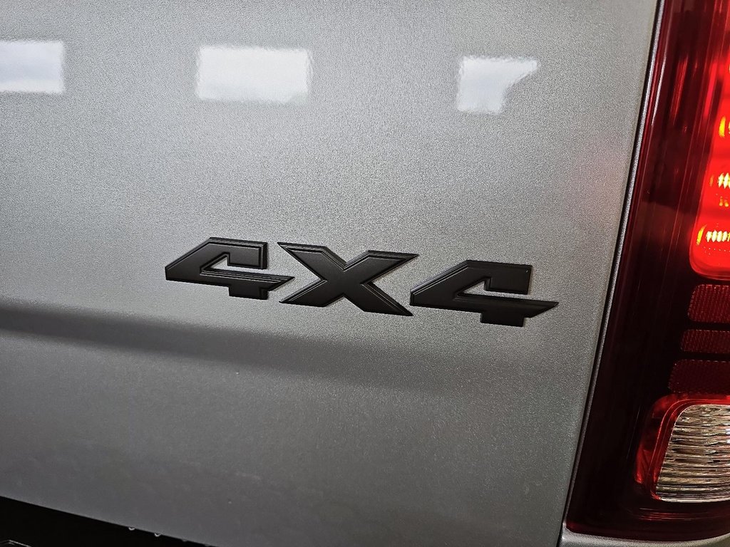 2019 Ram 1500 Classic WARLOCK 4X4 CREW CAB // V6 // TOUT ÉQUIPÉ in Sherbrooke, Quebec - 16 - w1024h768px
