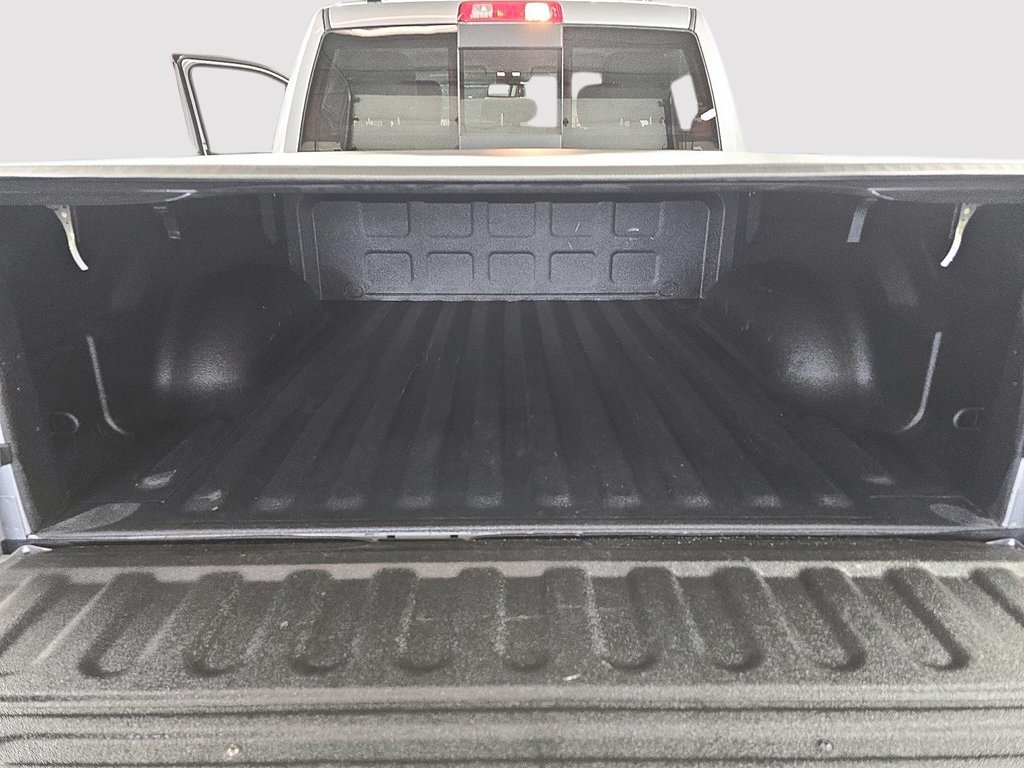 2019 Ram 1500 Classic WARLOCK 4X4 CREW CAB // V6 // TOUT ÉQUIPÉ in Sherbrooke, Quebec - 17 - w1024h768px