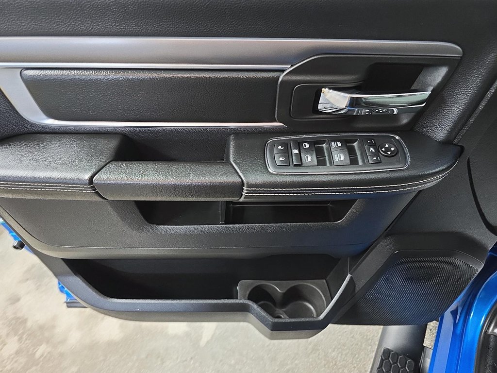 2021 Ram 1500 Classic WARLOCK 5.7L V8 4X4 CREWCAB in Sherbrooke, Quebec - 11 - w1024h768px