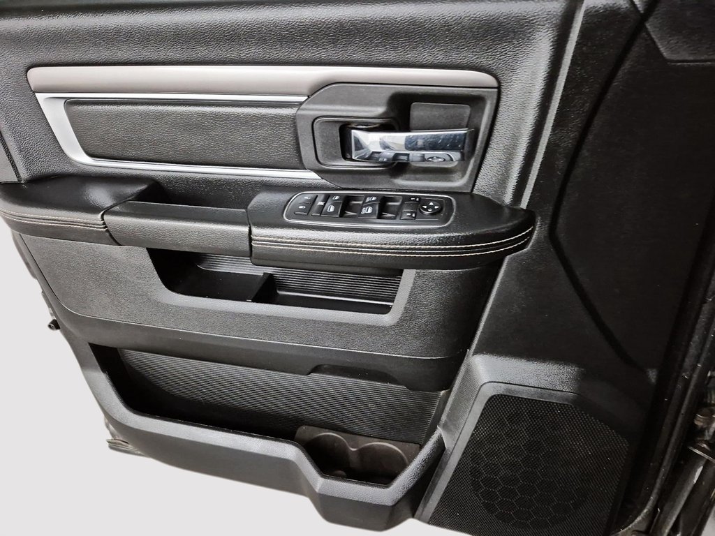 Ram 1500 Classic WARLOCK / CREWCAB / V8 2021 à Sherbrooke, Québec - 11 - w1024h768px