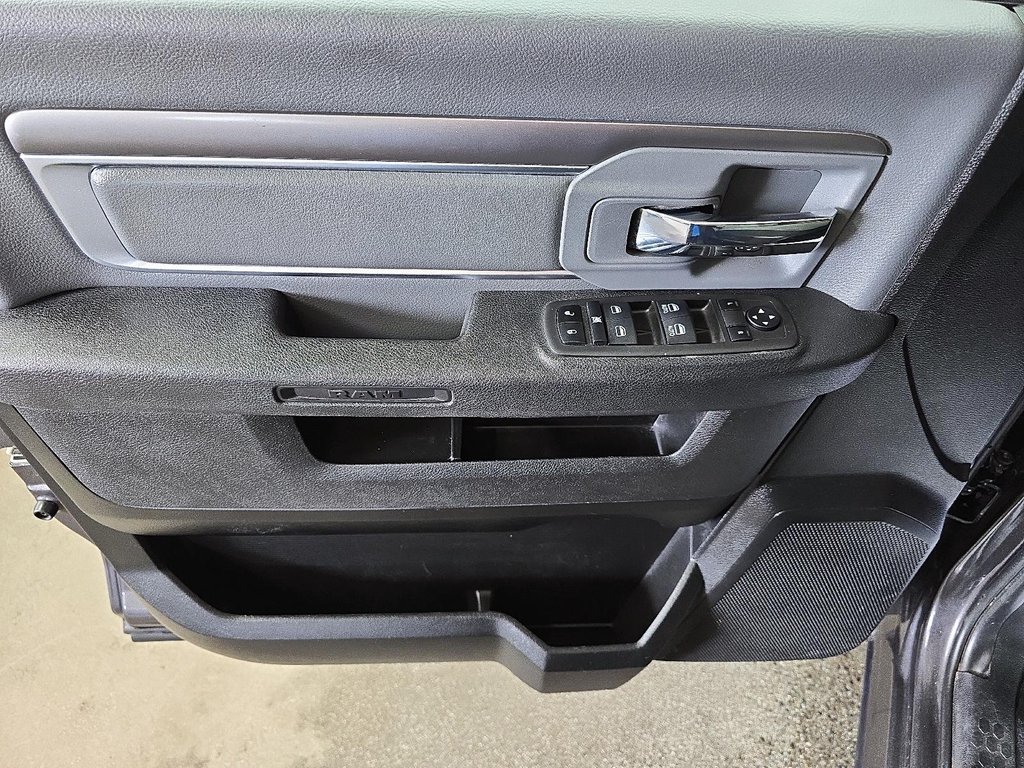 Ram 1500 Classic SLT CREW CAB 4X4 // V8 2022 à Sherbrooke, Québec - 11 - w1024h768px