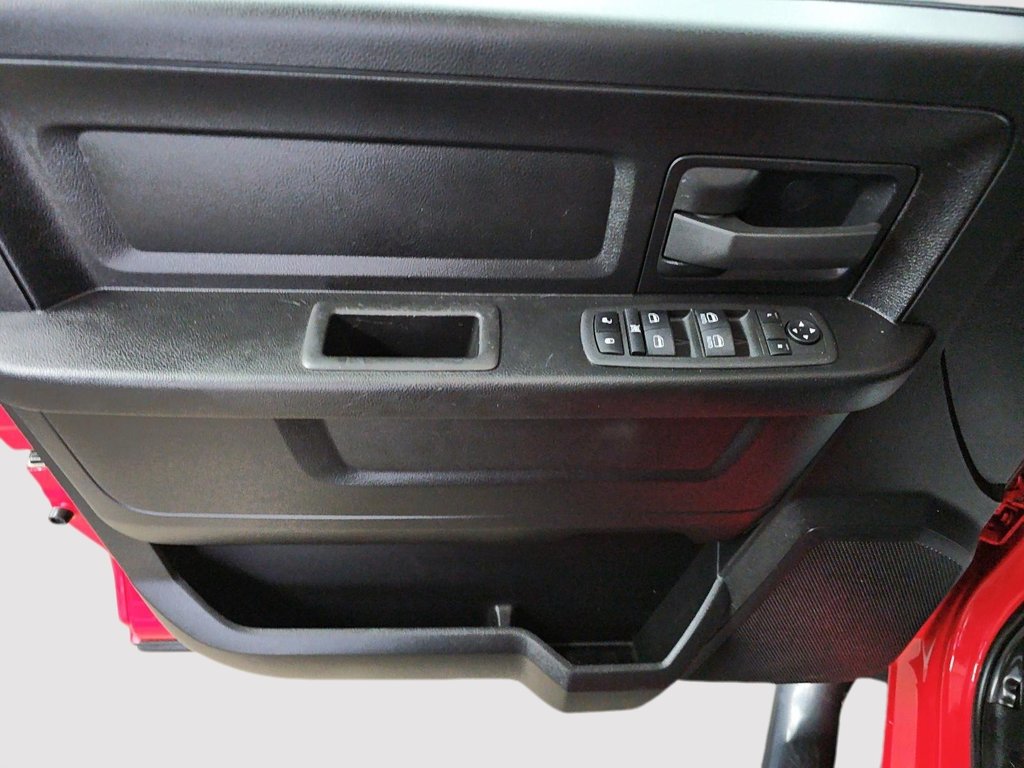 2022 Ram 1500 Classic EXPRESS  // BOÎTE 6.4'' in Sherbrooke, Quebec - 11 - w1024h768px