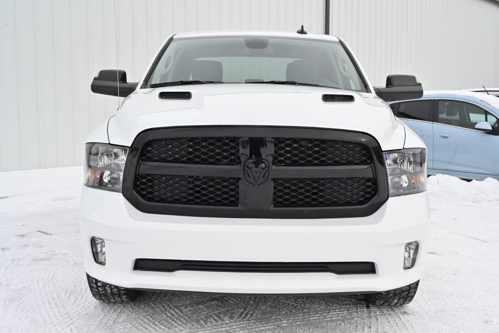 2023 Ram 1500 Classic EXPRESS in Sherbrooke, Quebec - 3 - w1024h768px