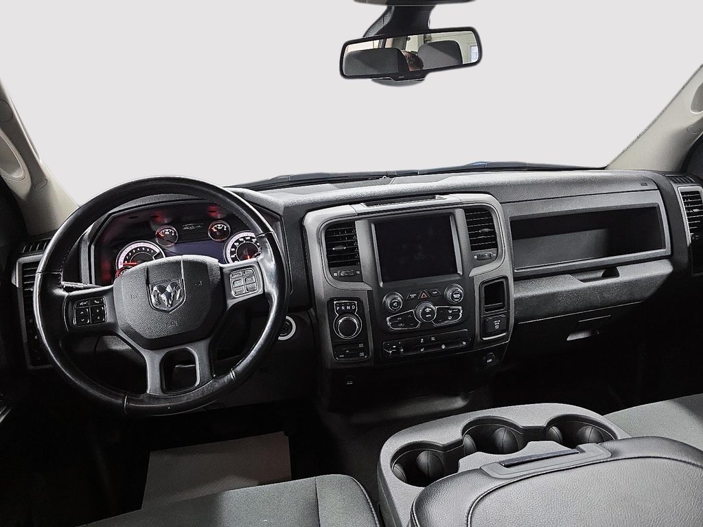 2023 Ram 1500 Classic EXPRESS / NIGHT EDITION // PENTASTAR in Sherbrooke, Quebec - 10 - w1024h768px