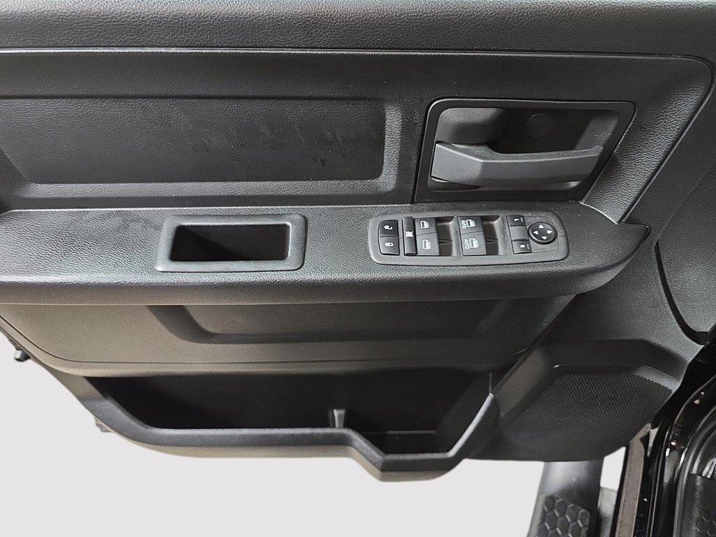 2023 Ram 1500 Classic EXPRESS / NIGHT EDITION // PENTASTAR in Sherbrooke, Quebec - 11 - w1024h768px