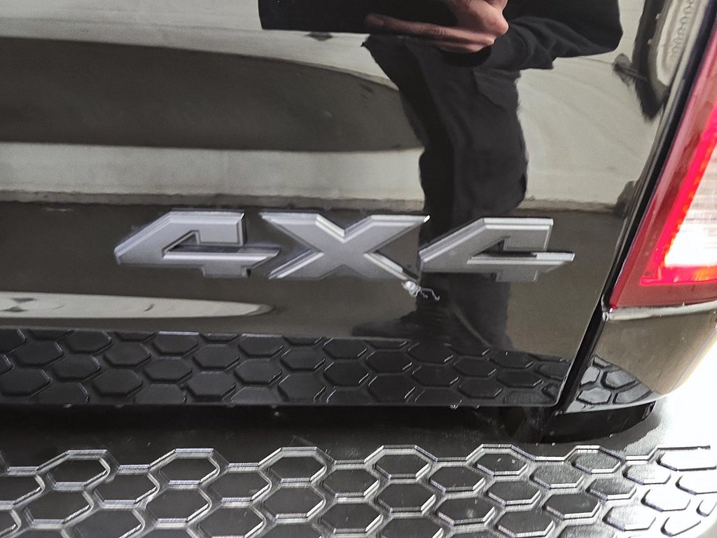 2023 Ram 1500 Classic EXPRESS / NIGHT EDITION // PENTASTAR in Sherbrooke, Quebec - 16 - w1024h768px